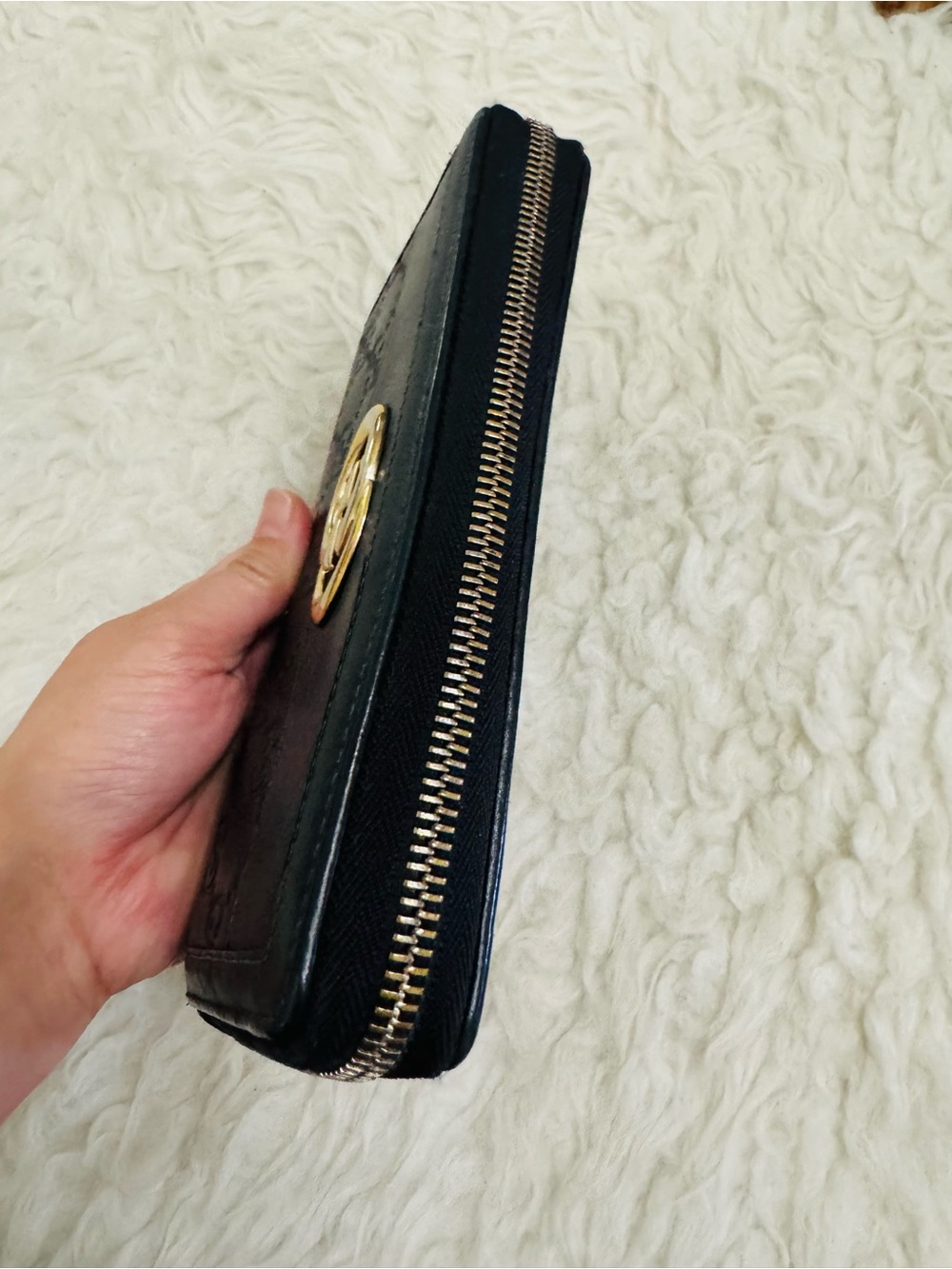 Gucci Guccisima Black Leather Embossed GG Round Zip Wallet - Picture 12 of 15